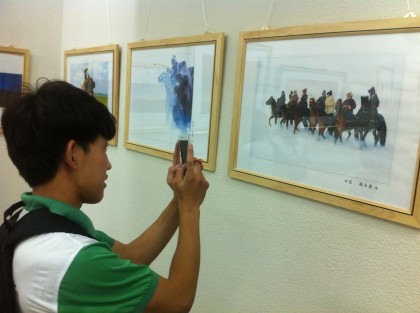 学生代表参观摄影展_conew1.jpg